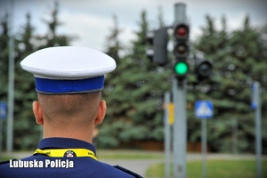 Policjant obserwuje zmagania