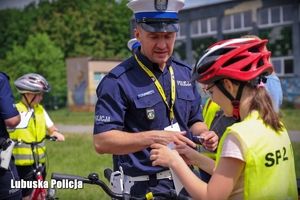 Policjant rozmawia z uczestnikami konkursu