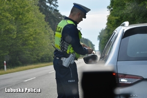 policjant prowadzi kontrolę drogową