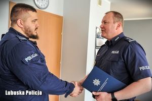 inspektor Jarosław Pasterski gratuluje policjantowi