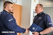 inspektor Jarosław Pasterski gratuluje policjantowi