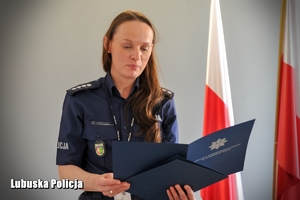 policjantka odczytuje dokument