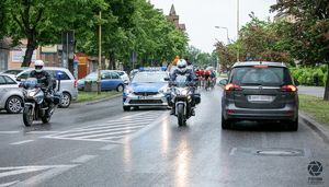 Policyjne motocykle prowadzą peleton kolarzy.