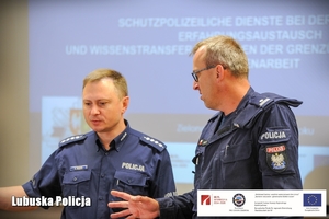 Policjanci rozmawiają przed rozpoczęciem konferencji