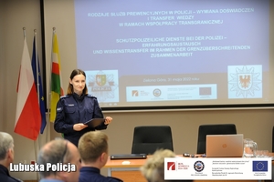 Policjantka przemawia na konferencji