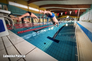 Policjanci podczas szkolenia z umiejętności pływania