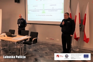 policjant przemawia przez mikrofon