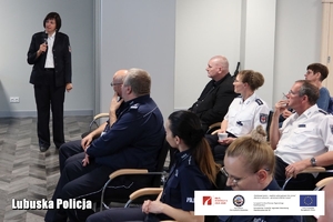 policjantka przemawia do policjantów