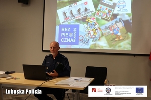 policjant przedstawia prezentację
