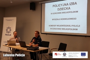 policjantka przedstawia prezentację