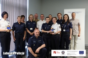 grupowe zdjęcie policjantów
