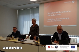 kobieta przedstawia prezentację