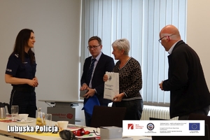 policjantka otrzymuje prezent