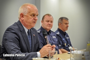 przemawiający przez mikrofon Wojewoda Lubuski