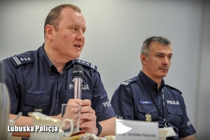 przemawiający przez mikrofon inspektor Jarosław Pasterki
