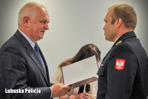 Wojewoda Lubuski wręcza podziękowania strażakowi