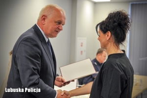 Wojewoda Lubuski wręcza podziękowania kobiecie