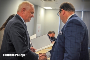 Wojewoda Lubuski gratuluje nowemu członkowi zespołu do przeciwdziałania handlowi ludźmi