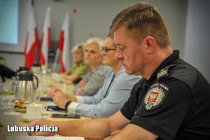 Przedstawiciel służby celnej oraz inni goście na konferencji
