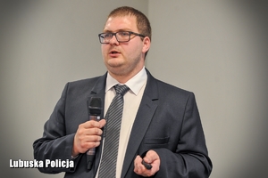 Uczestnik konferencji podczas wystąpienia