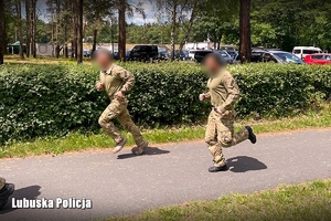 Policjanci biegną w zawodach