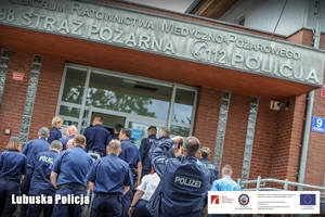 Policjanci przed Posterunkiem Policji w Dobiegniewie