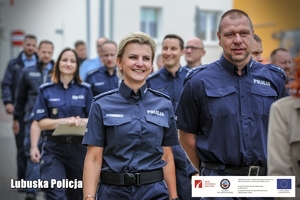 Policjanci przemieszczają się z autobusu do posterunku