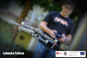 Policjant steruje dronem