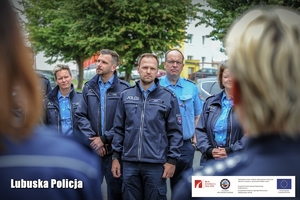 Policjanci przed Posterunkiem Policji