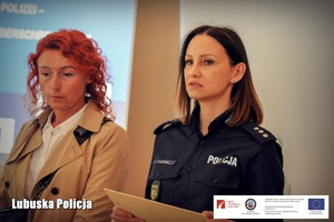 Policjantka prowadzi konferencje