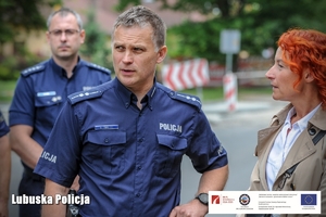 Policjant rozmawia z tłumaczem