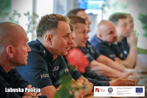 Policjanci podczas konferencji