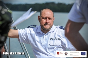 Policjant motorowodny na łodzi
