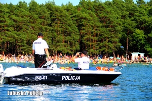 Policyjna motorówka, a na niej policjanci kontrolujący plaże.