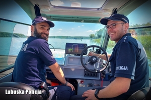 Policjanci w łodzi motorowej