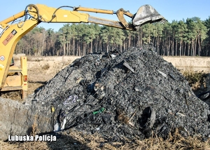 Nielegalne składowisko odpadów- koparka