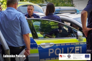 Policjanci oglądają wyposażenie niemieckiego samochodu