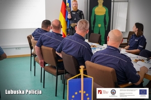 Policjant omawia działanie paralizatora