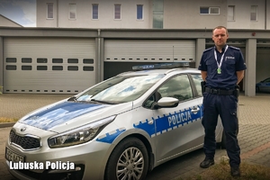 Policjant przy radiowozie