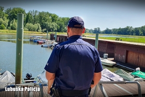 Policjant obserwuje przystań