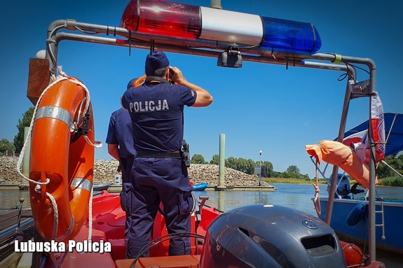 Policjanci na łodzi motorowej