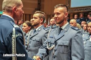 nadinspektor Roman Kuster gratuluje awansowanym policjantom