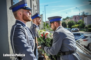 Poczet sztandarowy pod tablicą upamiętniajacą patrona Alojzego Banacha