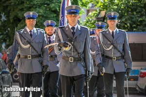 maszerująca kompania honorowa Policji