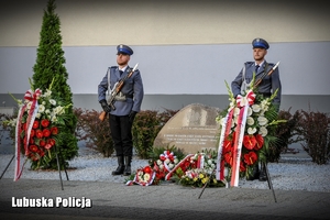 Policjanci pełniący wartę przy obelisku poświęconym poległym policjantom.