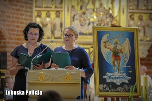 Kobity śpiewając psalm w kościele.