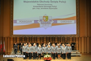 wyróżnieni policjanci na scenie