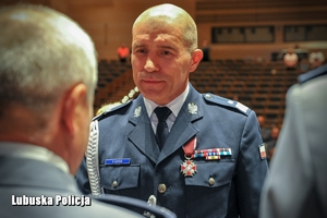 Zastępca Komendanta Głównego Policji gratuluje wyróżnionemu policjantowi