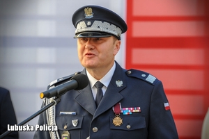 nadinspektor Jarosław Pasterski przemawia z mównicy