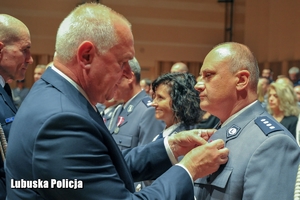 Wojewoda Lubuski wręcza medal policjantowi